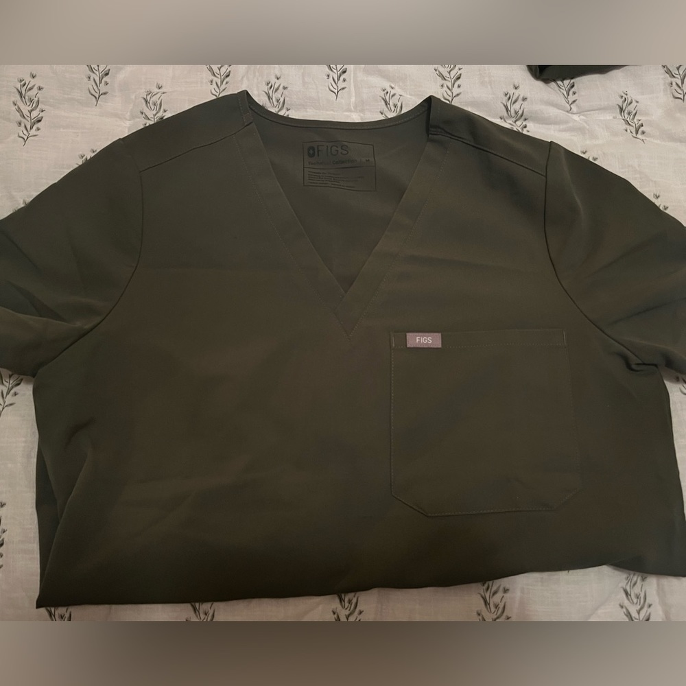 FIGS Catarina 1-pocket scrub top. Moss. Size M.